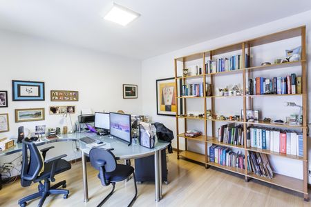 Casa à venda com 500m², 4 quartos e 4 vagas Casa à venda com 500m², 4 quartos e 4 vagasQuarto 2