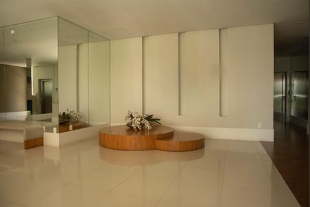 Apartamento à venda com 115m², 2 quartos e 2 vagasHall social