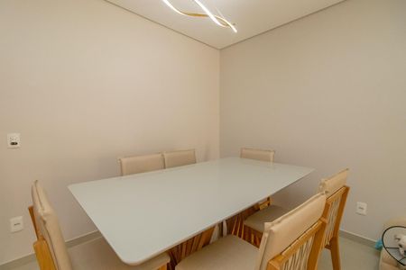 Casa à venda com 350m², 4 quartos e 3 vagas Casa à venda com 350m², 4 quartos e 3 vagasSala