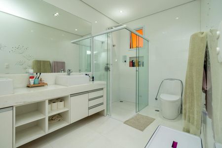 Casa à venda com 350m², 4 quartos e 3 vagas Casa à venda com 350m², 4 quartos e 3 vagasBanheiro da Suíte