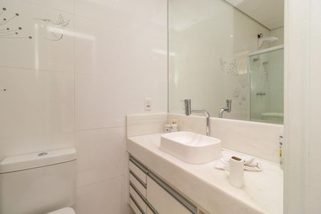 Casa à venda com 350m², 4 quartos e 3 vagas Casa à venda com 350m², 4 quartos e 3 vagasBanheiro social
