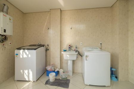 Casa à venda com 350m², 4 quartos e 3 vagas Casa à venda com 350m², 4 quartos e 3 vagasÁrea de serviço