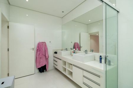 Casa à venda com 350m², 4 quartos e 3 vagas Casa à venda com 350m², 4 quartos e 3 vagasBanheiro da Suíte