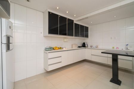 Casa à venda com 350m², 4 quartos e 3 vagas Casa à venda com 350m², 4 quartos e 3 vagasCozinha