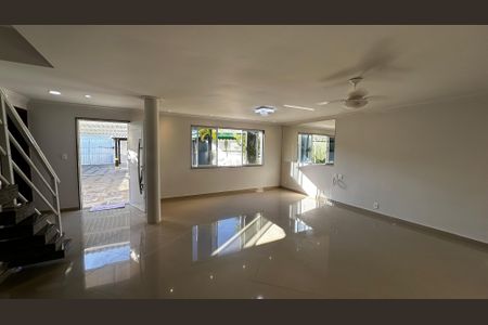 Casa de condomínio à venda com 320m², 5 quartos e 4 vagasSala