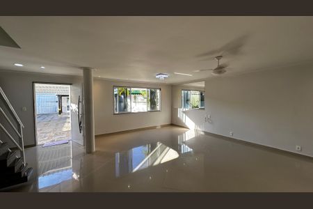 Casa de condomínio à venda com 320m², 5 quartos e 4 vagasSala