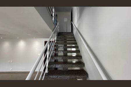 Casa de condomínio à venda com 320m², 5 quartos e 4 vagasEscada