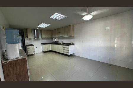 Casa de condomínio à venda com 320m², 5 quartos e 4 vagasCozinha