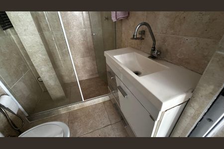 Casa de condomínio à venda com 320m², 5 quartos e 4 vagasBanheiro externo 