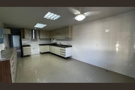 Casa de condomínio à venda com 320m², 5 quartos e 4 vagasCozinha