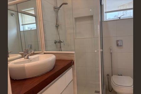 Apartamento para alugar com 200m², 3 quartos e sem vagaBanheiro 