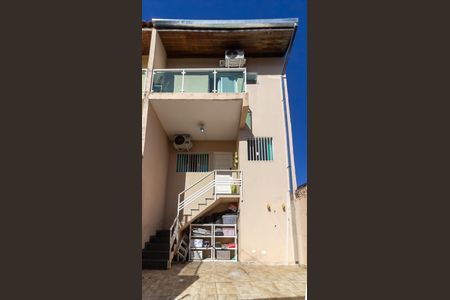 Casa à venda com 109m², 3 quartos e 2 vagasFachada interna