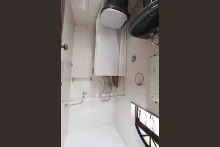 Casa à venda com 370m², 4 quartos e 4 vagasBanheiro de serviço