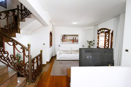 Casa à venda com 370m², 4 quartos e 4 vagasSala de TV