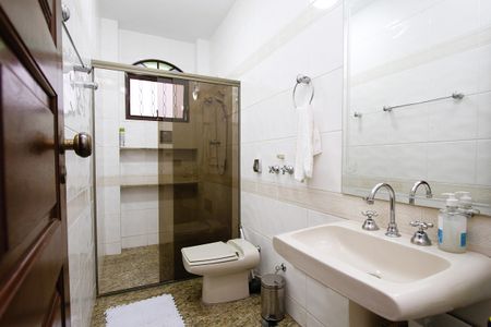 Casa à venda com 370m², 4 quartos e 4 vagasBanheiro 4