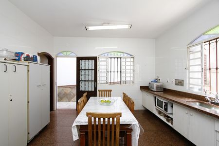 Casa à venda com 370m², 4 quartos e 4 vagasCozinha