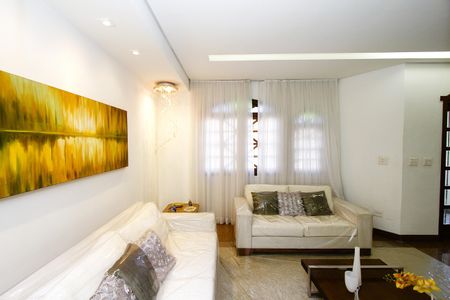 Casa à venda com 370m², 4 quartos e 4 vagasSala