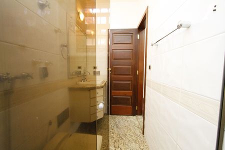 Casa à venda com 370m², 4 quartos e 4 vagasBanheiro Social