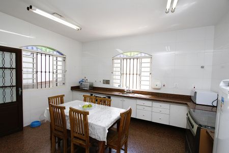 Casa à venda com 370m², 4 quartos e 4 vagasCozinha