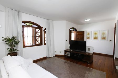 Casa à venda com 370m², 4 quartos e 4 vagasSala de TV