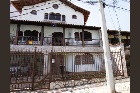Casa à venda com 370m², 4 quartos e 4 vagasFachada