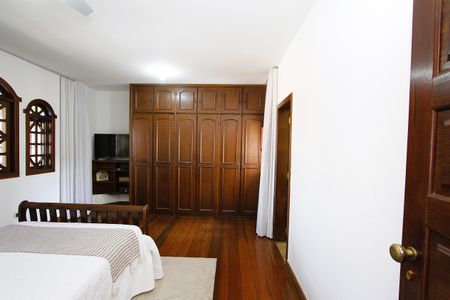 Casa à venda com 370m², 4 quartos e 4 vagasQuarto 1 - Suíte