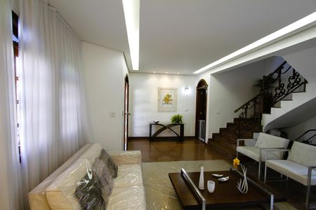 Casa à venda com 370m², 4 quartos e 4 vagasSala
