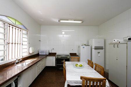 Casa à venda com 370m², 4 quartos e 4 vagasCozinha
