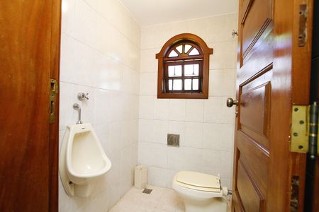 Casa à venda com 370m², 4 quartos e 4 vagasBanheiro 3