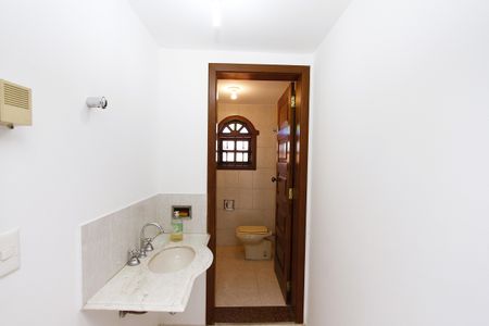 Casa à venda com 370m², 4 quartos e 4 vagasBanheiro 3