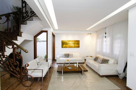 Casa à venda com 370m², 4 quartos e 4 vagasSala