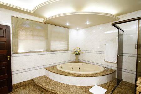 Casa à venda com 370m², 4 quartos e 4 vagasBanheiro do Quarto 1