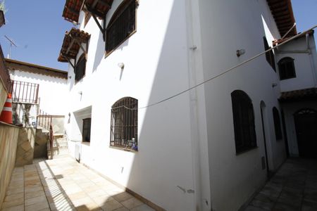 Casa à venda com 370m², 4 quartos e 4 vagasCorredor