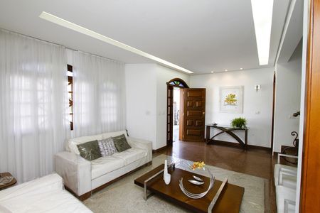 Casa à venda com 370m², 4 quartos e 4 vagasSala