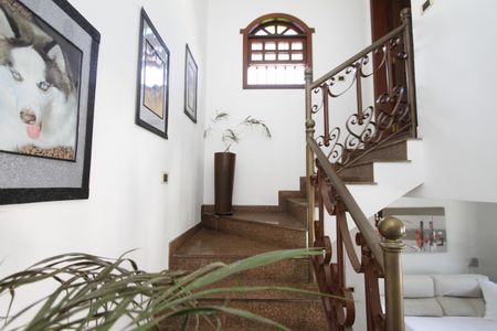 Casa à venda com 370m², 4 quartos e 4 vagasEscada
