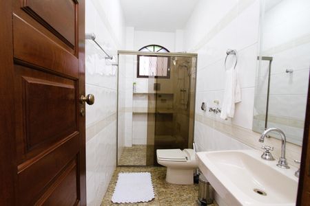 Casa à venda com 370m², 4 quartos e 4 vagasBanheiro 4