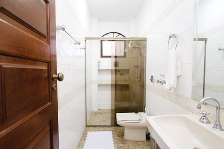 Casa à venda com 370m², 4 quartos e 4 vagasBanheiro 4