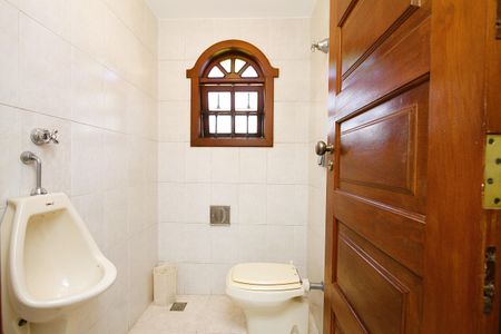 Casa à venda com 370m², 4 quartos e 4 vagasBanheiro 3