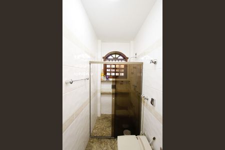 Casa à venda com 370m², 4 quartos e 4 vagasBanheiro Social