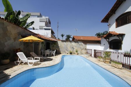 Casa à venda com 370m², 4 quartos e 4 vagasPiscina