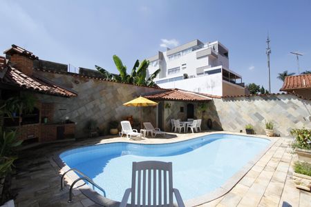 Casa à venda com 370m², 4 quartos e 4 vagasPiscina