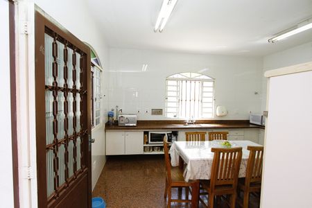 Casa à venda com 370m², 4 quartos e 4 vagasCozinha