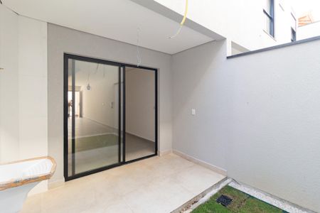 Casa à venda com 141m², 3 quartos e 2 vagas Casa à venda com 141m², 3 quartos e 2 vagasÁrea de serviço