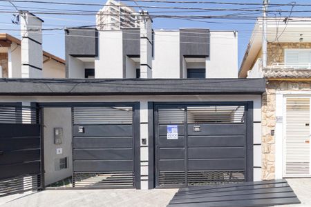 Casa à venda com 141m², 3 quartos e 2 vagas Casa à venda com 141m², 3 quartos e 2 vagasFachada