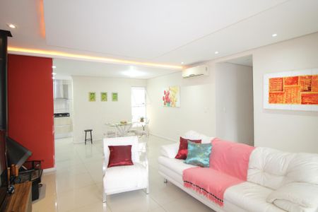 Casa à venda com 492m², 3 quartos e 3 vagasSala