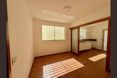 Casa para alugar com 400m², 4 quartos e 5 vagasCozinha 