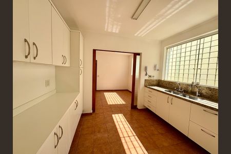 Casa para alugar com 400m², 4 quartos e 5 vagasCozinha 