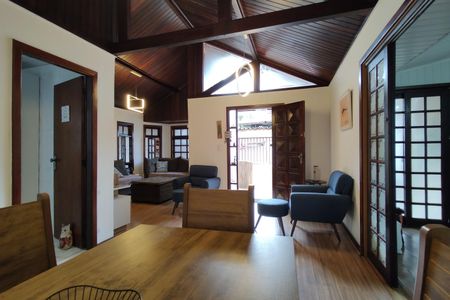 Casa de condomínio à venda com 200m², 3 quartos e 2 vagasSala