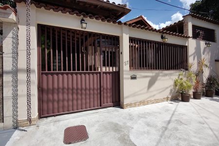 Casa de condomínio à venda com 200m², 3 quartos e 2 vagasFachada 