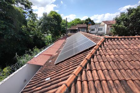 Casa de condomínio à venda com 200m², 3 quartos e 2 vagasFachada - Painel solar 